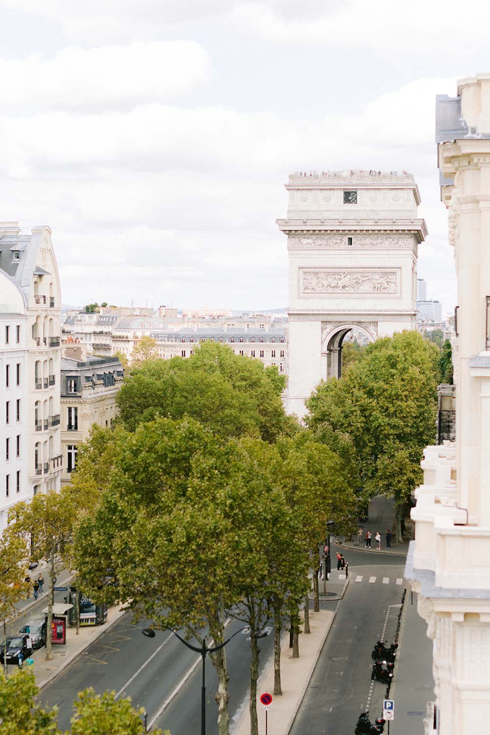 vue de l arc de triomphe du balcon de l hotel peninsula